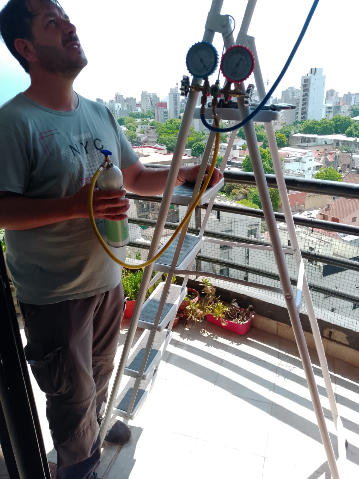 Técnico profesional instalando aire acondicionado split en Buenos Aires - Servicios de climatización Cesar & Javier
