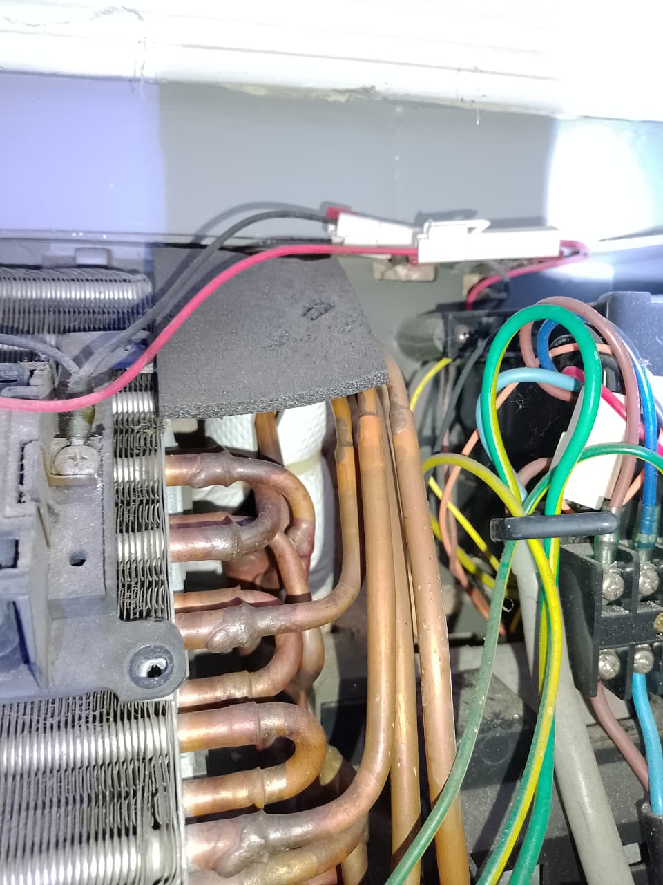 Técnico profesional instalando aire acondicionado split en Buenos Aires - Servicios de climatización Cesar & Javier