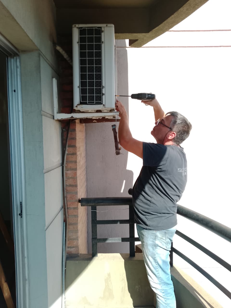 Equipo técnico profesional de Cesar & Javier - Refrigeración realizando mantenimiento de aire acondicionado en Buenos Aires